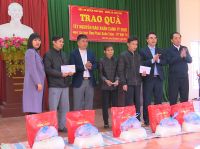 PHÙ NINH: DOANH NGHIỆP TẶNG QUÀ CHO NGƯỜI NGHÈO