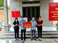 Bàn giao nhà tình nghĩa; tặng quà gia đình chính sách, nạn nhân CĐDC là nông dân