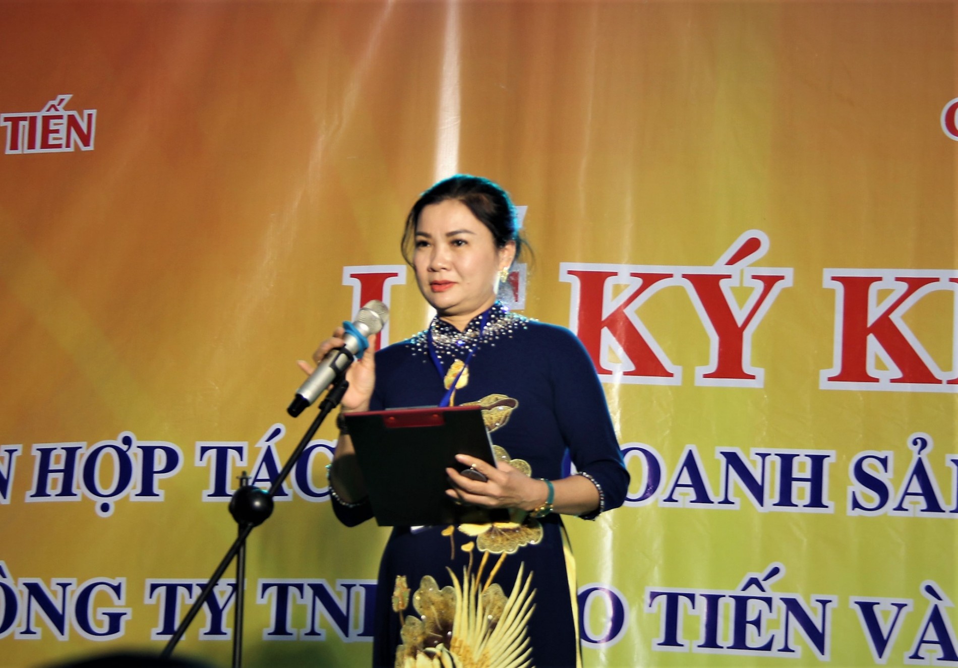 8-giam_doc_cty_bao_tien_kieu_thi_anh_hong_cam_ket_cung_doi_tacdua_den_nong_dan_nhung_san_pham_may_cong_cu_nonglamngu_nghiep_chat_luong