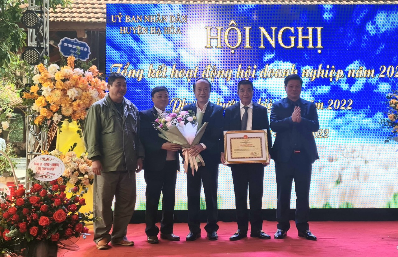 d.c_bi_thu_huyen_uy_va_d.c_chu_tich_ubnd_huyen_trao_bang_khen_cua_chu_tich_ubnd_tinva_tang_hoa_chuc_mung_hoi_dn_huyen
