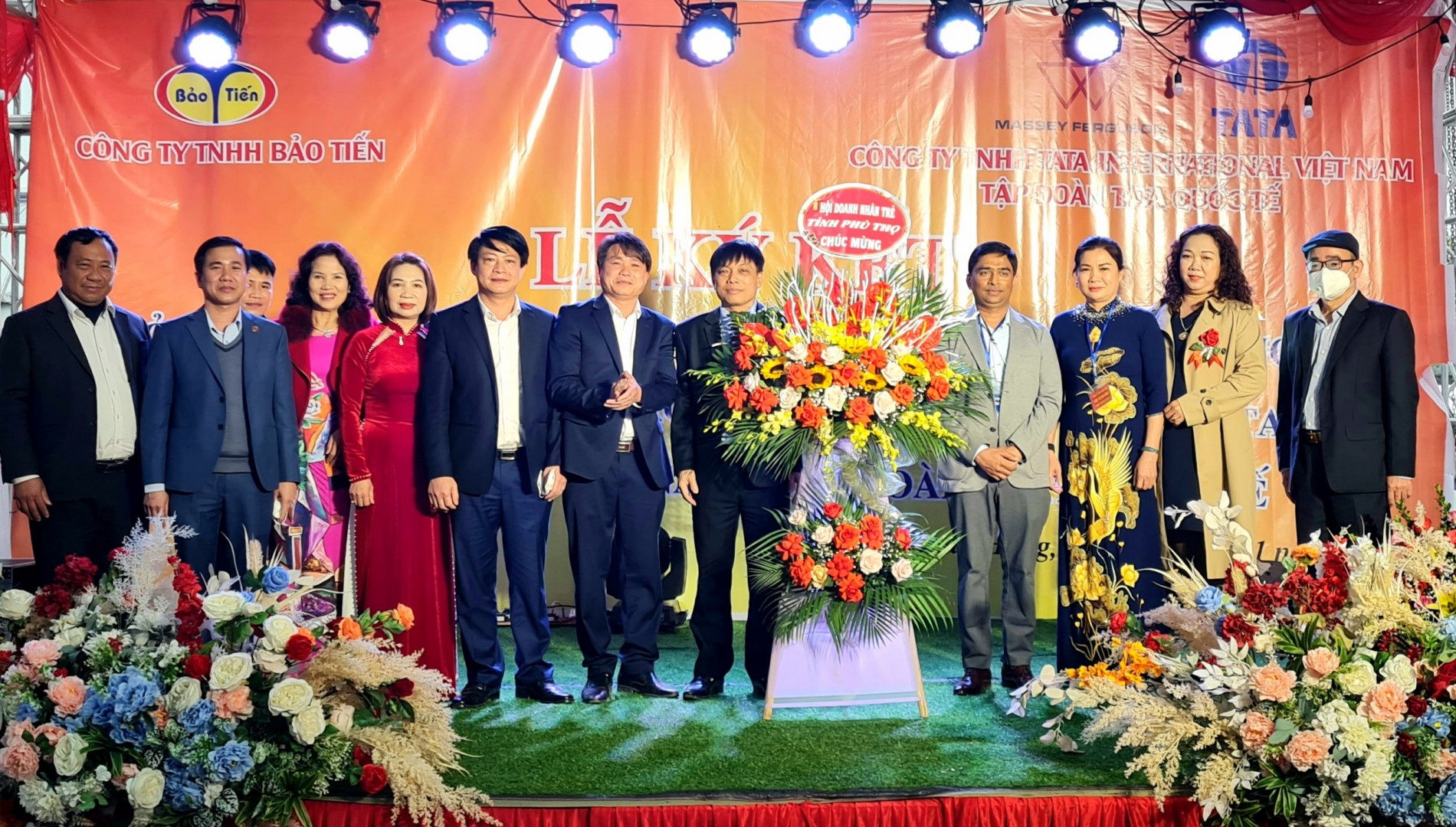 2-lanh_dao_huyen_doan_hung_va_cac_hiep_hoi_doanh_nghiep_tang_hoa_chuc_mung_hop_tac_giua_bao_tien_va_tata.