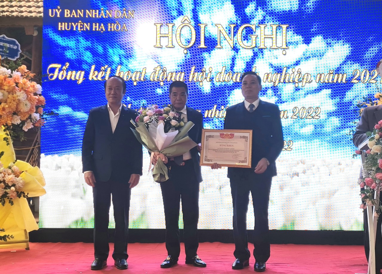 d.c_bi_thu_huyen_uy_va_d._c_chu_tich_hiep_hoi_trao_bang_khen_cua_hiep_hoi_dnnvvvn_va_tang_hoa_chuc_mung_d.c_nguyen_van_truong