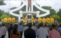 LÃNH ĐẠO HIỆP HỘI DNNVV PHÚ THỌ CÙNG LÃNH ĐẠO HIỆP HỘI DN TUYÊN QUANG VIẾNG CÁC LIỆT SĨ Ở NGHĨA TRANG VỊ XUYÊN